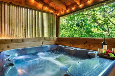 Image de Relaxing Getaway Cabin w/ King Bed + Hot Tub - 15 min from Pf