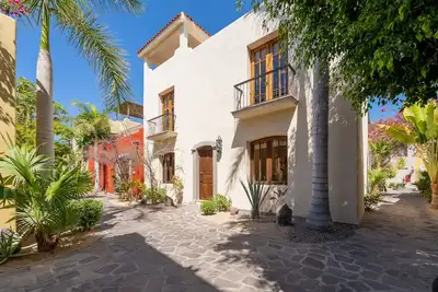 Image de Amazing 3 Bedrooms & 3 bathrooms home in Founders area.
