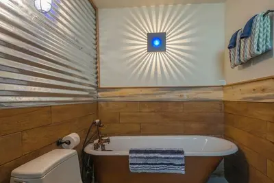 Image de Cozy Spa Sanctuary-Steps to Restaurants and Shopping