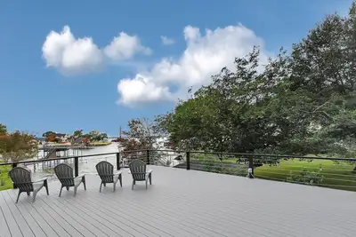 Image de Lady of the Lake! Lake Front Property with Boathouse, Pet Friendly, Hot Tub, & Outdoor Sitting Area