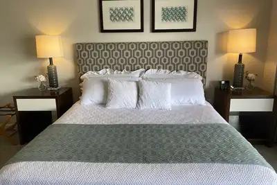 Image de Luxury Suite Beach side Condo Free parking