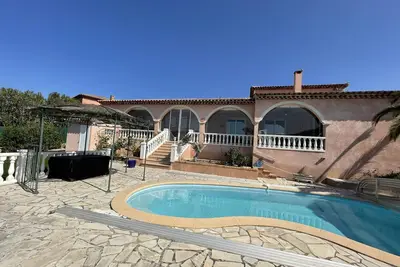 Image de Magnifique villa avec piscine au calme absolue-vue sur le massif de l'Estérel-. .