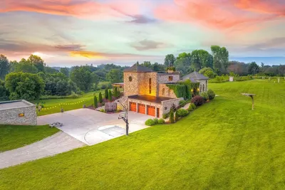 Image de Stunning castle with working vineyard - the ultimate luxury Vrbo property!