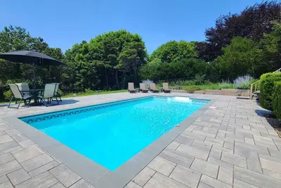 3bd Contemporary--Pool! A\/C, Deck & Walk to Great Hollow Beach
