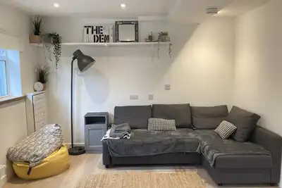 Image de Cozy tucked away beach house a stones throw from the beach.