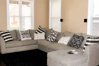Image de Welcome to 1054 Hunterdon. A Home away from Home.