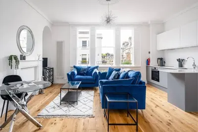 Image de en Ville-Appartement-Salle de bain privée séparée-Vue ville-River Street View