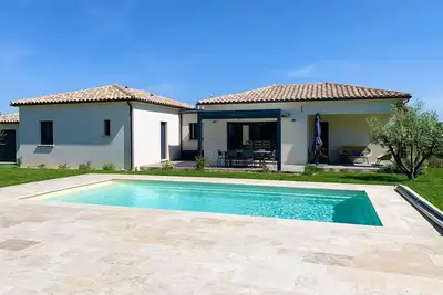 Image de Villa Moderne Avec Piscine En Vaunage
