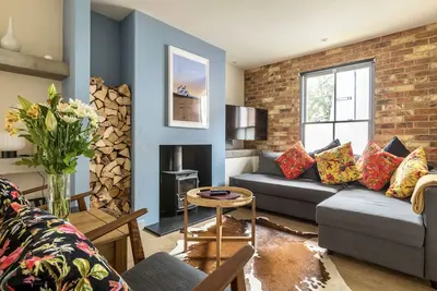 Cosy Fisherman’s Cottage, minutes from High Street, Harbour & Beach