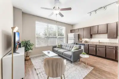 Image de Fun SoCo 1br King Suite w/ GymPickleballLaundry