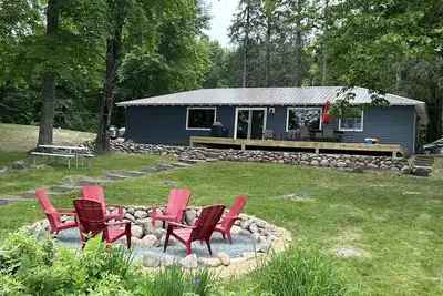 Image de 4 Bedroom Nelson Lake cabin with beach. Sleeps 10