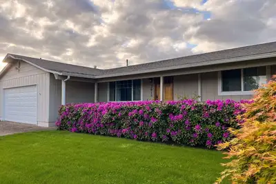 Image de Outdoor Living and Indoor Bar - Entire house - walk to Autzen Stadium