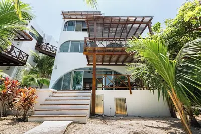 Image de Villa with pool inside the house, 90m from Beach!