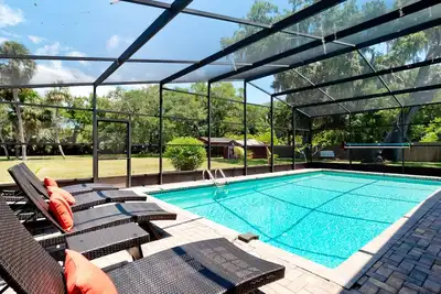 Image de 4 Bd w 3 King 4Ba 1. 2acres htd salt pool private!