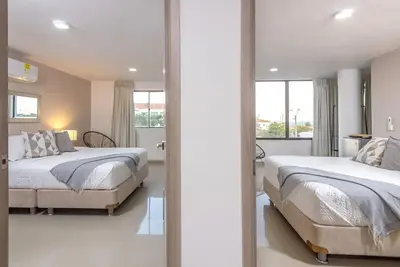 Image de Lovely 2- Bedroom rental unit with Free parking on premises!