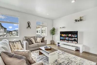 Image de Luxury 3br & 3ba w/ Wd Near Malls - 10 Mins Drive