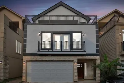 Image de ✨Luxury Townhome w/Rooftop & Jacuzzi! 5 minutes from Downtown✨