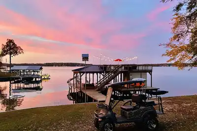Image de Two-story boathouse, golf cart, hot tub, kayaks, paddle boards, fishing lights!