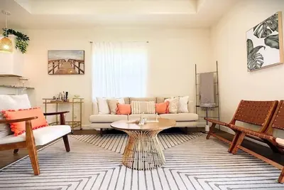 Image de Stylish 3 Bdrm Family Friendly Home, 10 Min to Beach | Bbq, Laundry, . . .