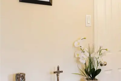 Image de Elegant, Quiet, and Beautiful Rustic Home Blocks from Ut and Downtown