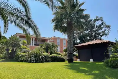 Image de belle villa arborée vue mer
