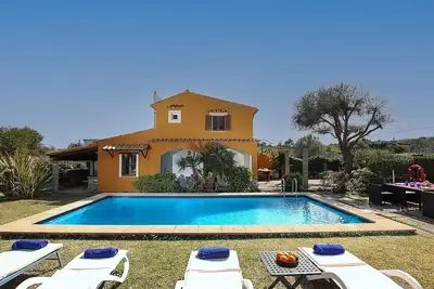 Cosy 2 Bedroom Villa, A/C, Private Pool, Mountain Views between Pollensa & Alcudia, Beaches & Golf!