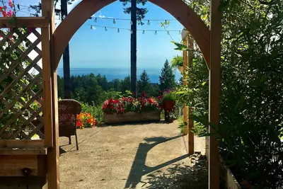 Image de Peacefull hilltop cottage with huge ocean views!