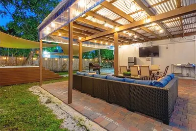 Majestic Estate Home 5 bed on Brickell walk to beach sleep 14!