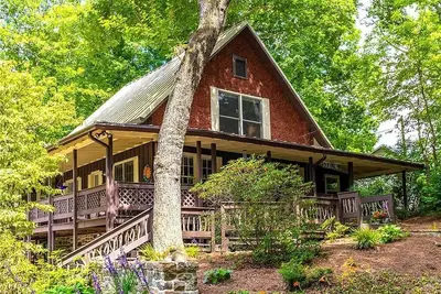 Image de Pet Friendly Centrally Located Relaxing Bungalow with Deck Spaces + Fireplace!