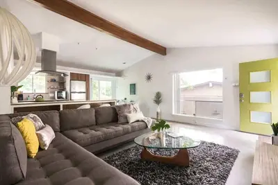 Image de The Olive You | SoCo Mid-Century | Fenced Yard