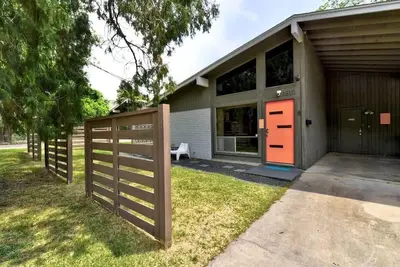 Image de SoCo Getaway | Mid-Century Style & Pet-Friendly