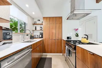 Image de Mellow Yellow | SoCo Stay + Pet Friendly