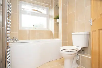 Image de Centrally located home. Pet-Friendly!