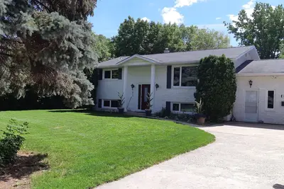 Image de Home on large park like lot. Close to beaches, Prov parks & festival grounds.
