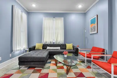 Modern Midtown 1b Apartment | King Bed & Smart TVs