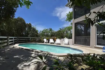 Image de Quiet, private nature retreat with pool and ocean views.