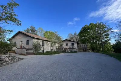 Image de Modern, Huge, Hot Tub, Game Room! <1 mile from Lk Michigan, Ada & kid friendly!