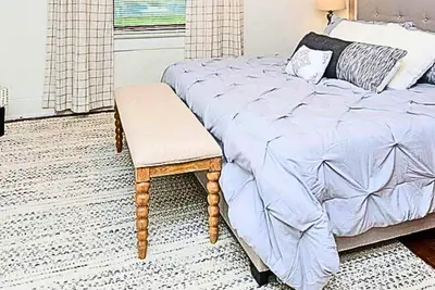 Image de Spacious Family-Friendly Downtown Oasis ~ Hot Tub!