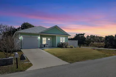 Image de New & Cozy Family Cottage w/ golf cart -- 2 blocks from the beach!