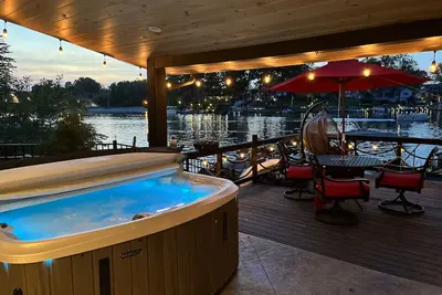 Image de Slice Of Heaven lake front cottage with Hottub, fire pit, kayaks & Dog friendly!