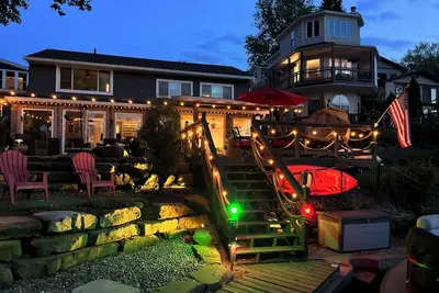 Image de Heavenly Portage Lakes water front 4-bedroom cottage with Hottub, dog friendly!