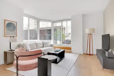 Image de Chic Uws 2br w/ Gym, Elevator & Dm, near Lincoln Center, by Blueground