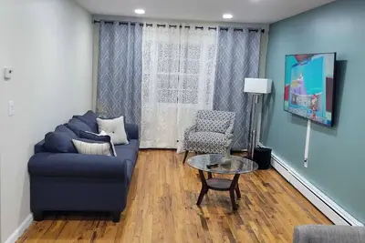 Modern & Comfy ~ 5* Location ~ King Bed ~ Parking!