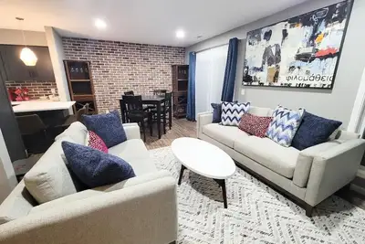 Image de Fully Renovated, Modern unit awaits you! 2nd floor