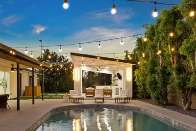 The Mulberry - Luxury Stay Minutes from Old Town: heated pool, hot tub included