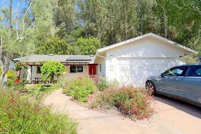 Image de Just one mile from the beach, you'll find our charming and modern 3br, 2ba house. . .