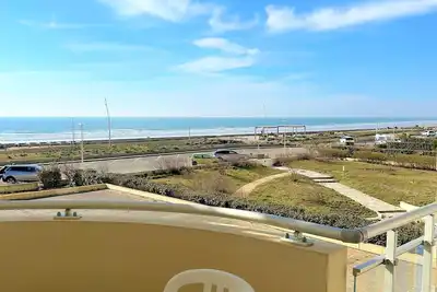 Image de Appartement bord de mer avec balcon, parking et commodités