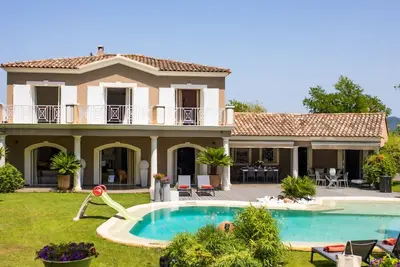 Image de Propriété Novalya avec piscine plage immergée face à la nature