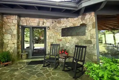 Image de Camp Highlands- Your Highlands, Nc destination 4 Br/3. 5 baths and lake.