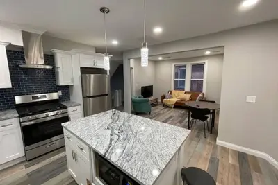 Image de 33 W. Moler (Upstairs )  · Modern Chic in German Village & Merion Village Area